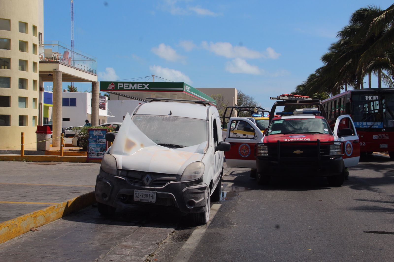 Automóvil se incendia en una gasolinera en la Zona Hotelera de Cancún