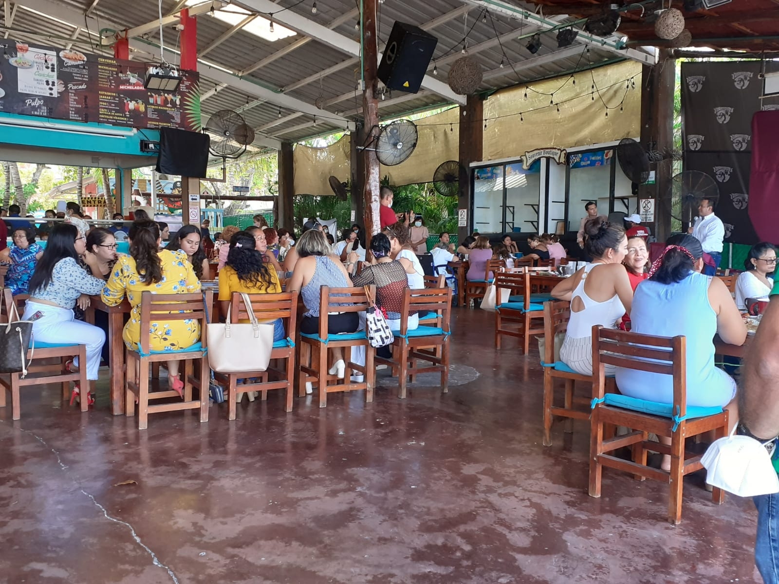 Restaurantes en Cozumel rompen medidas sanitarias por el Día de las Madres