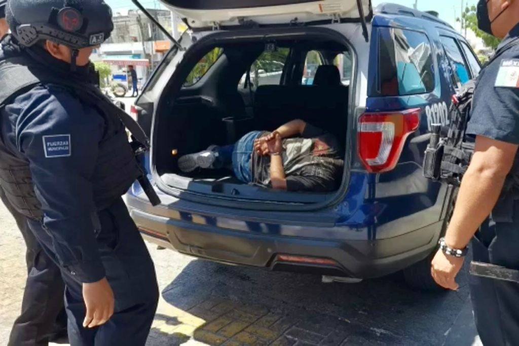 Policías municipales arremeten contra un reportero en Playa del Carmen