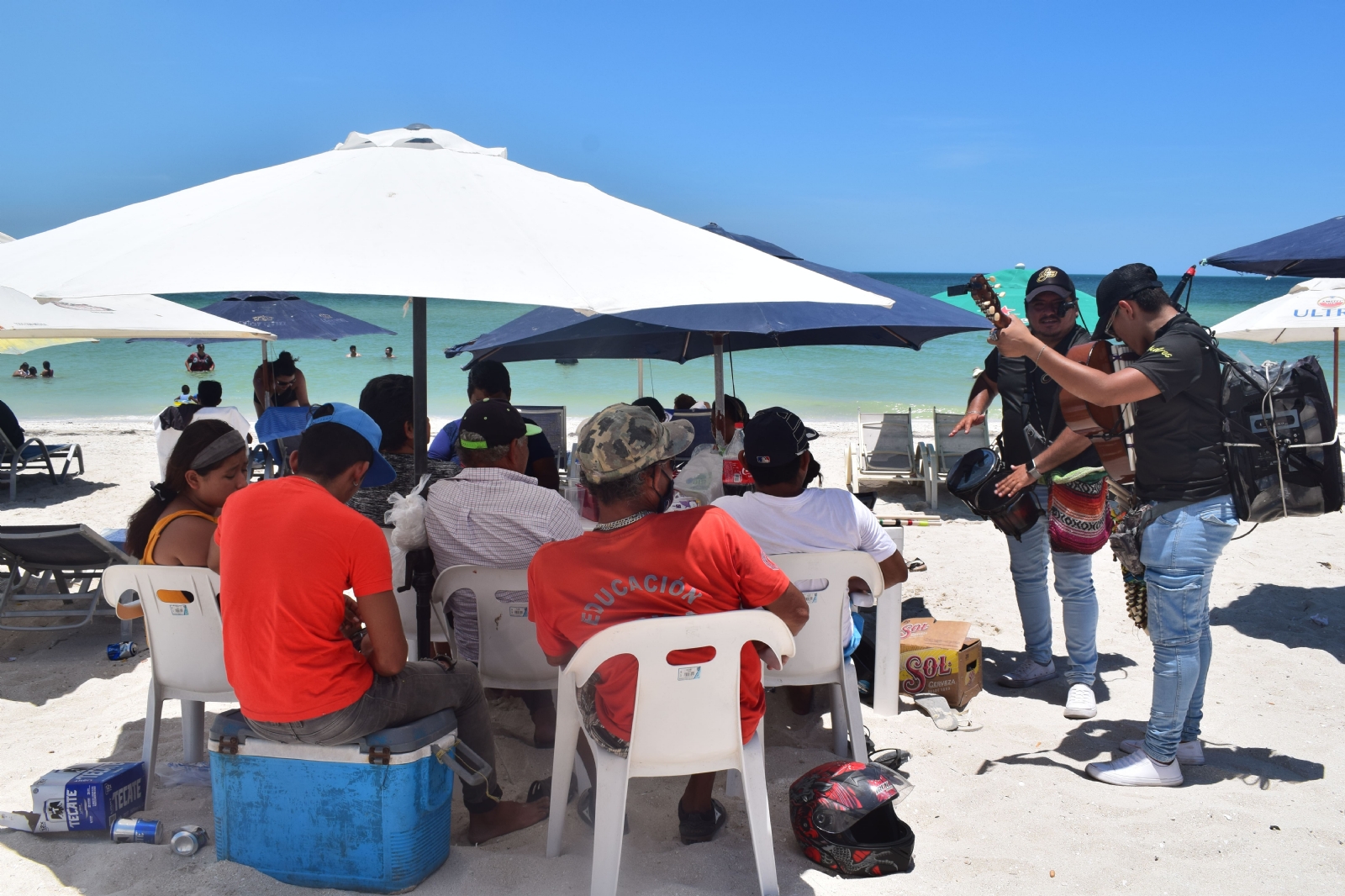 Playas de Progreso reciben a seis mil bañistas durante el Día de las Madres
