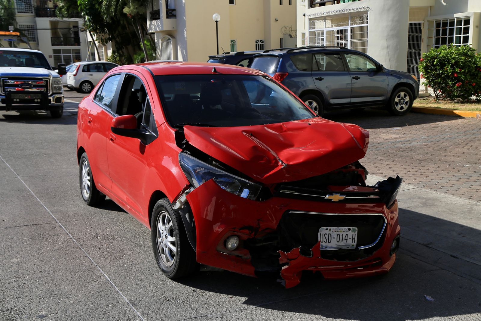 Automovilista se estrella contra motociclista y lo lesiona en Playa del Carmen