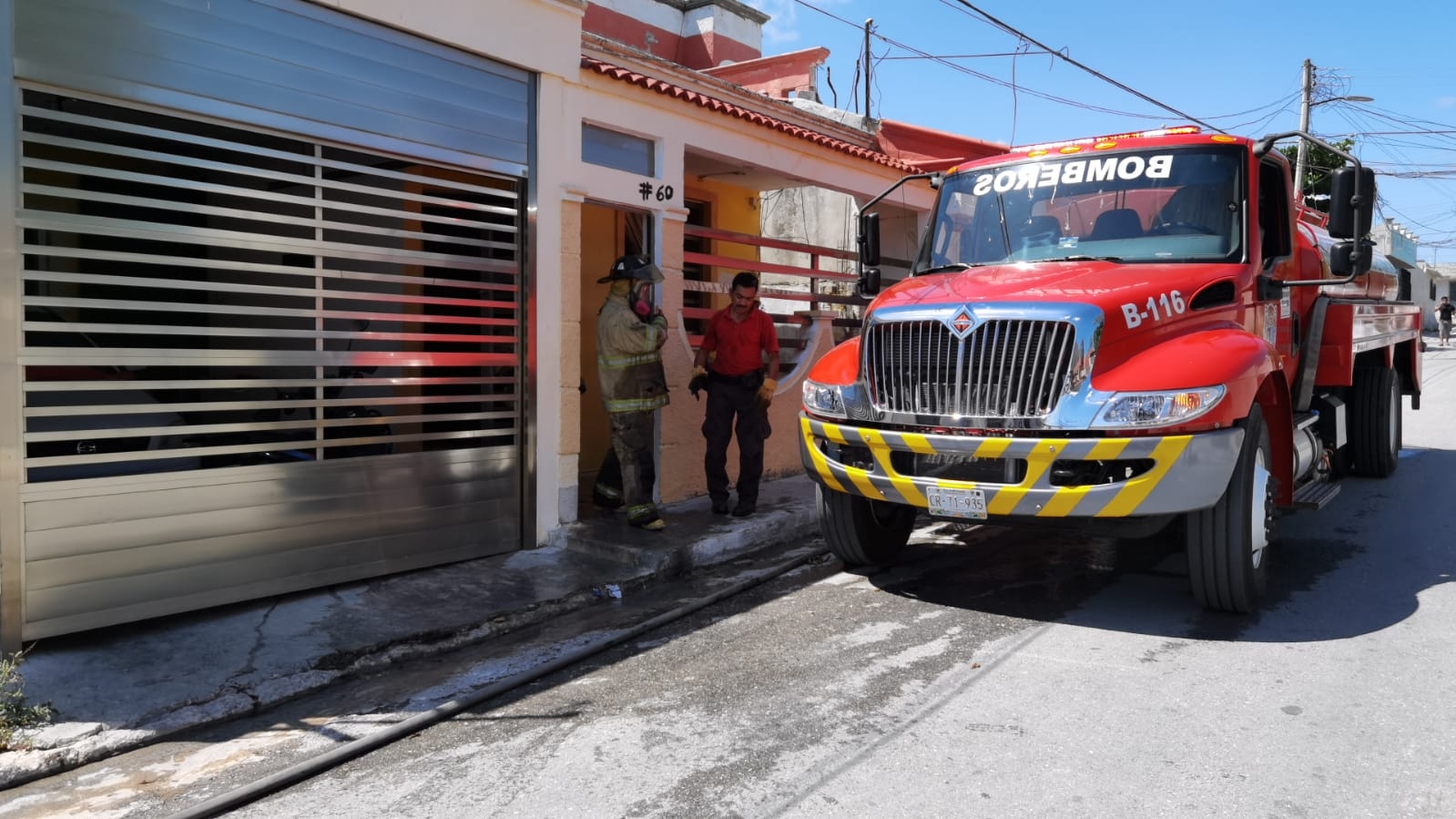 Corto circuito en el sistema del clima provoca incendio en predio de Campeche