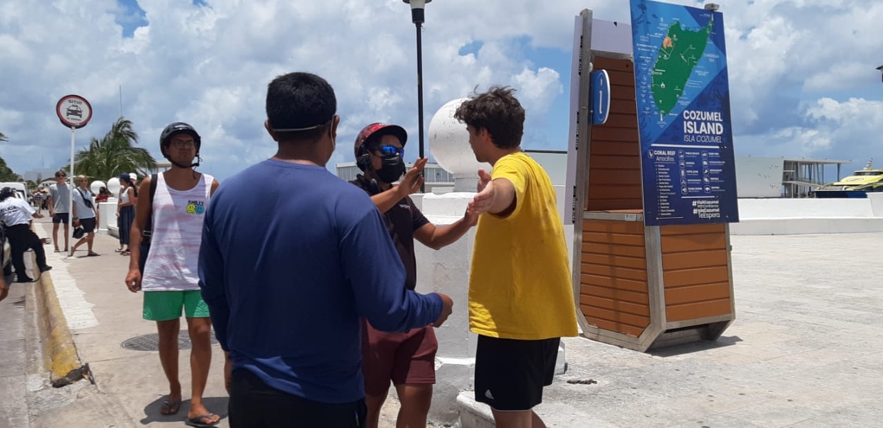 Turista extranjero amenaza a reporteros que cubrían accidente vial en Cozumel