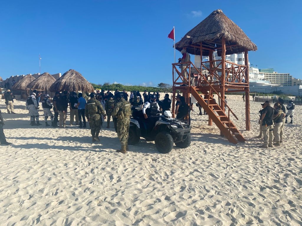 Las autoridades acudieron a la zona de playas en Cancún
