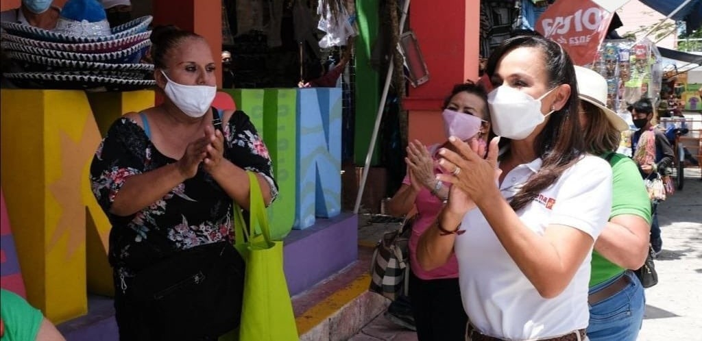 Laura Fernández, alcaldesa de Puerto Morelos, busca votos bailando 'zumba'