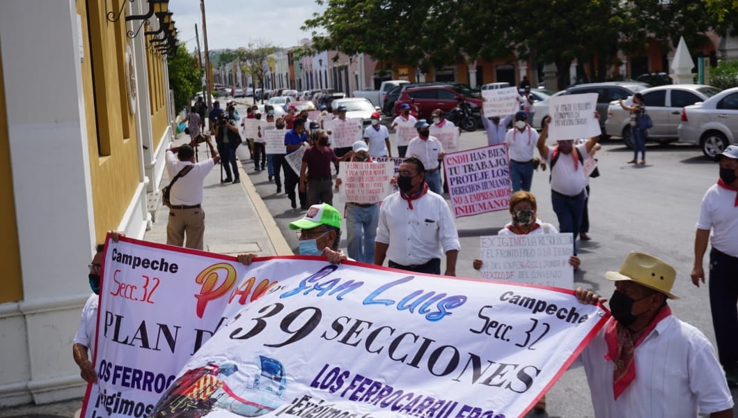 Exferrocarrileros marchan para exigir el pago de sus prestaciones en Campeche