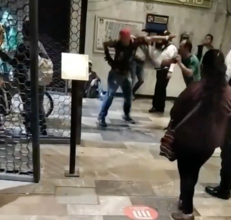 Sujetos se pelean en Metro de la CDMX con navajas; policías no intervinieron