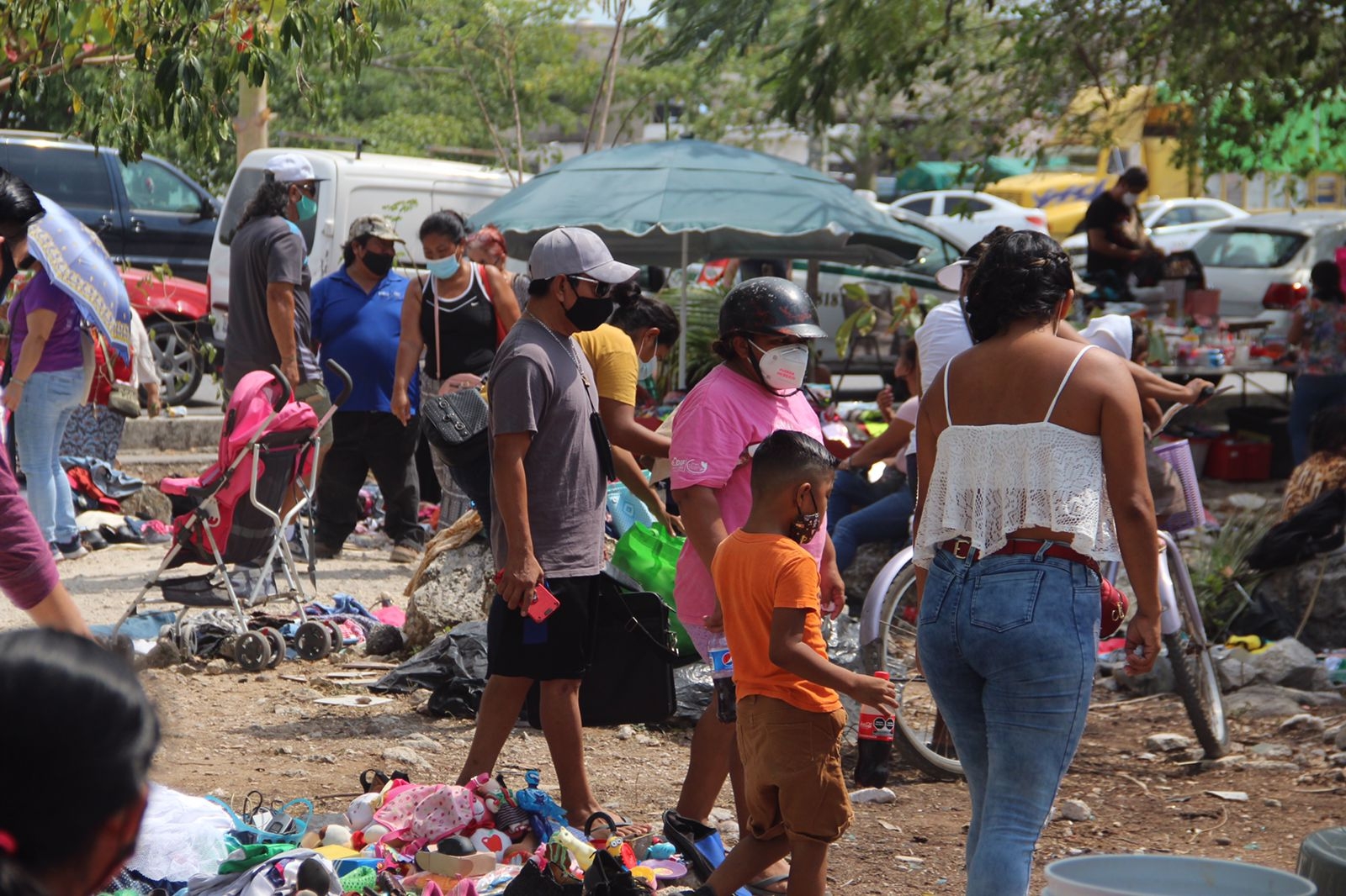 Habitantes de Cancún asisten a tianguis pese a riesgo de contagio de COVID-19