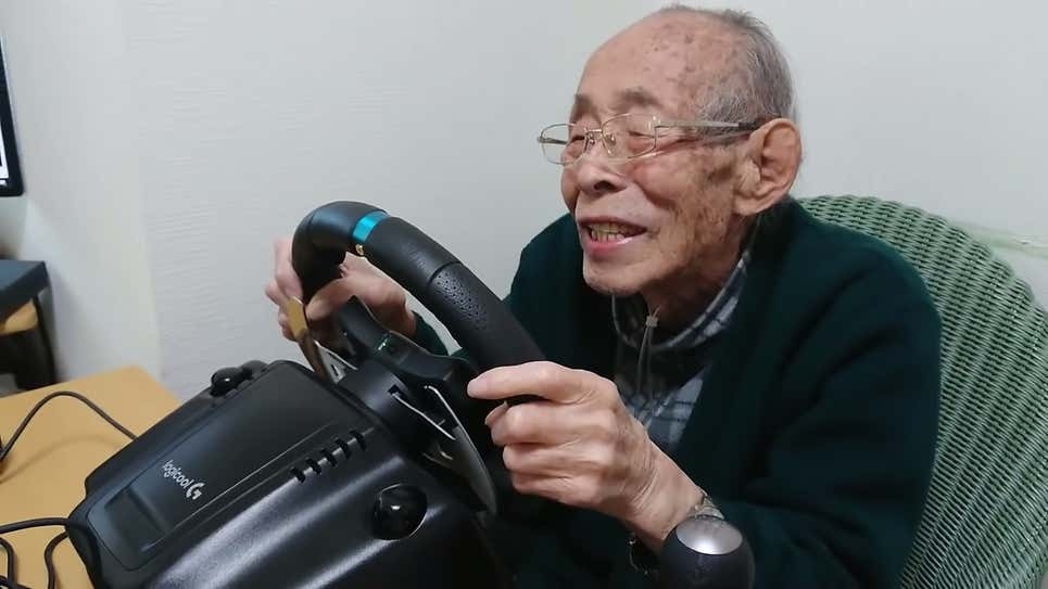 Abuelito japonés conquista el internet con su pasión por los videojuegos de coches