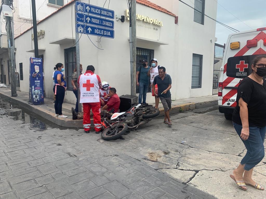 Motociclista sufre fractura tras ser atropellado por un auto en Ciudad del Carmen