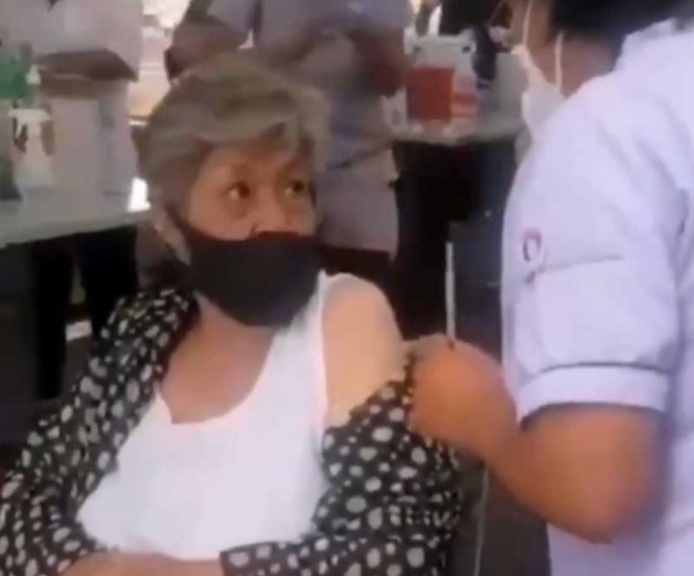 Suspenden a enfermera de Puebla que simuló aplicar vacuna contra COVID-19: VIDEO