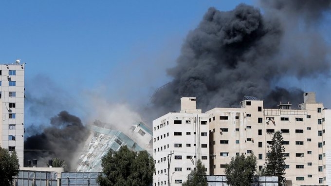 El ejército israelí dijo que en la torre alcanzada por sus cazas había equipo militar perteneciente a Hamás