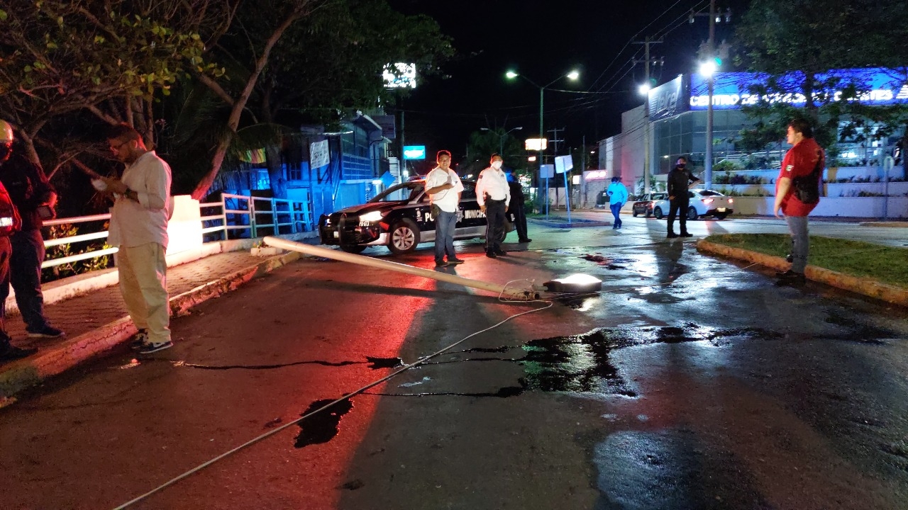 Caída de luminaria provoca aparatoso accidente en Ciudad del Carmen