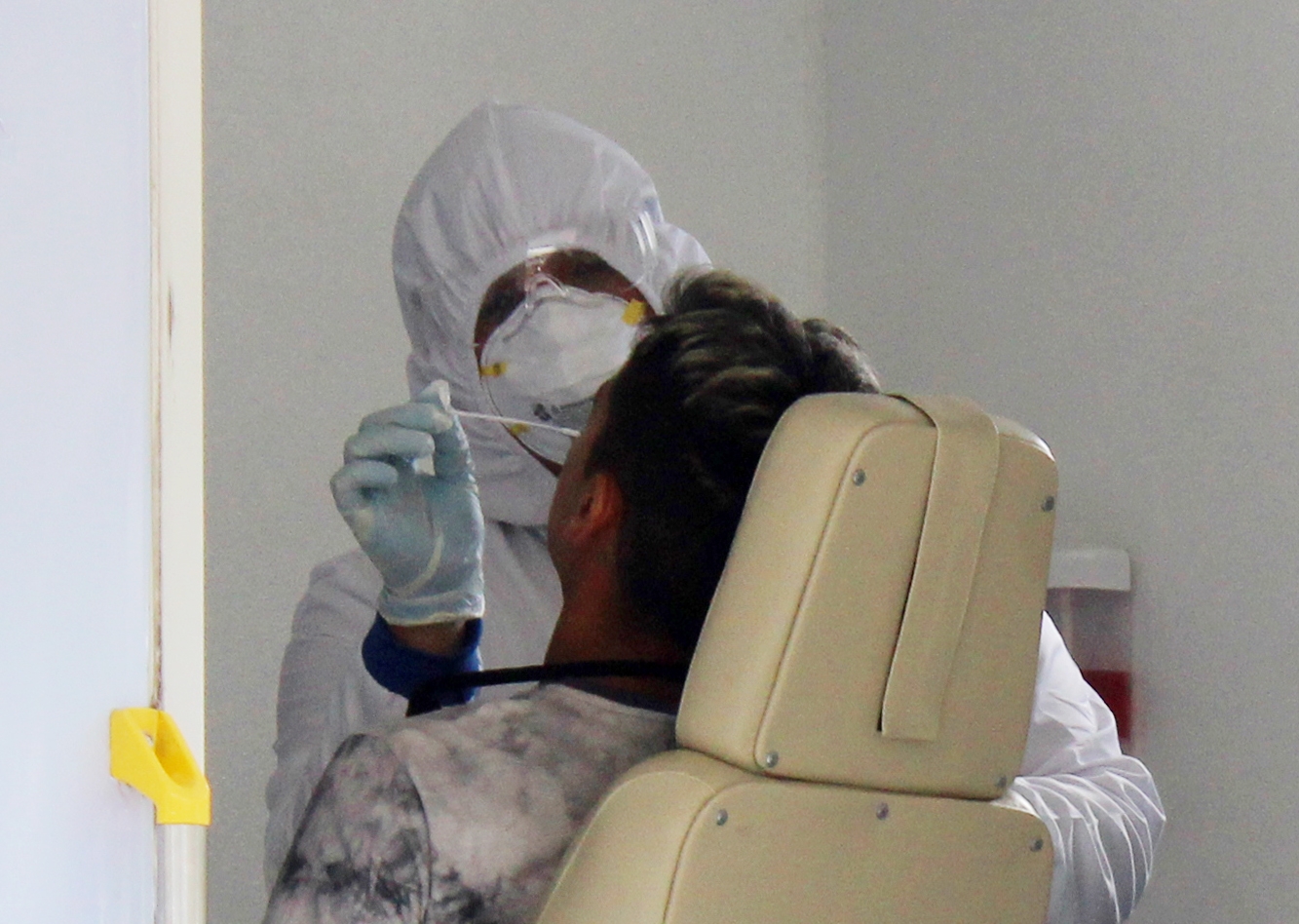 Aíslan a 26 estudiantes de Bolivia contagiados de COVID-19 tras viaje a Cancún