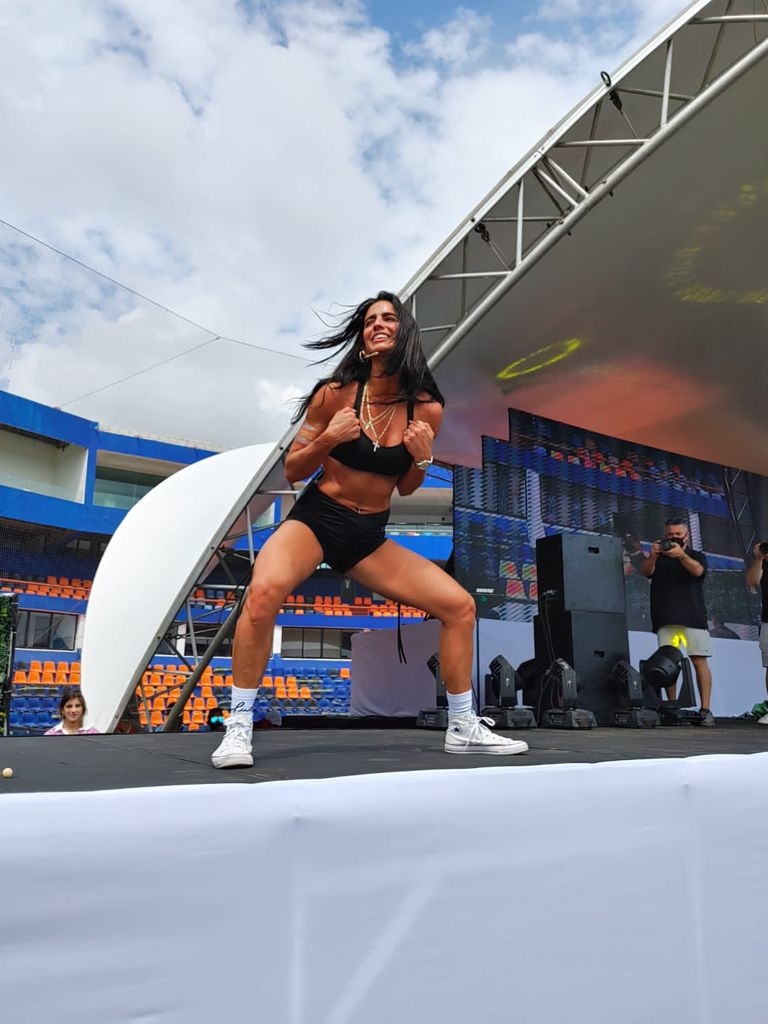 Bárbara de Regil realiza evento masivo en plena ola de contagios de COVID-19 en Cancún