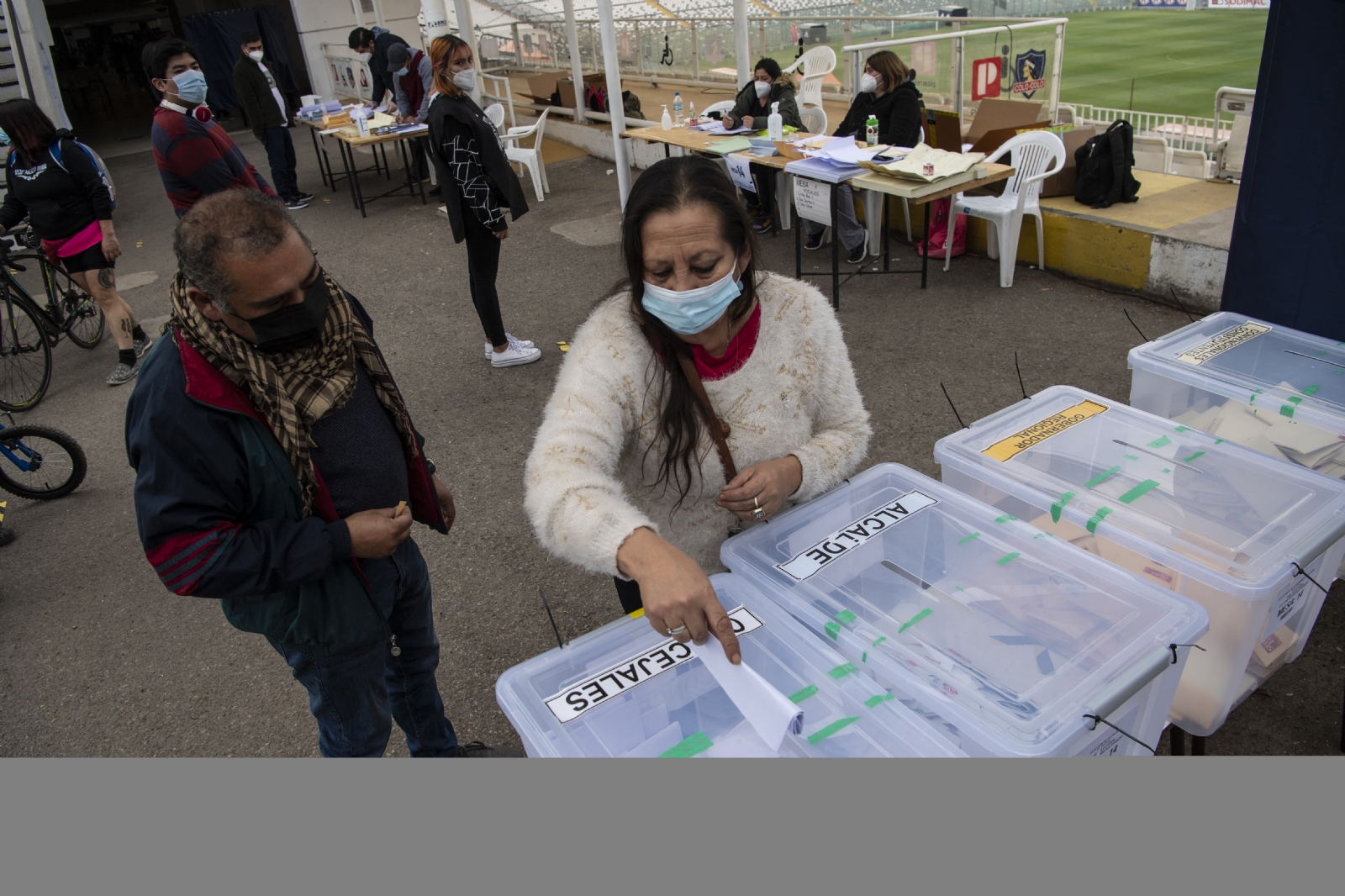 Elección de constituyentes en Chile cierra con 43% de participación, menor al plebiscito