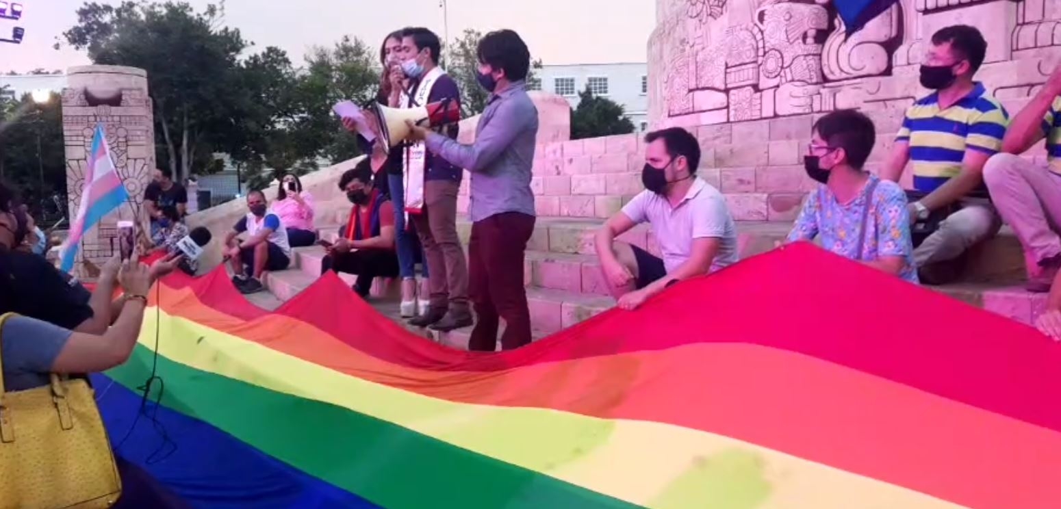 Protestan contra la homofobia en el Monumento a La Patria en Mérida: VIDEO
