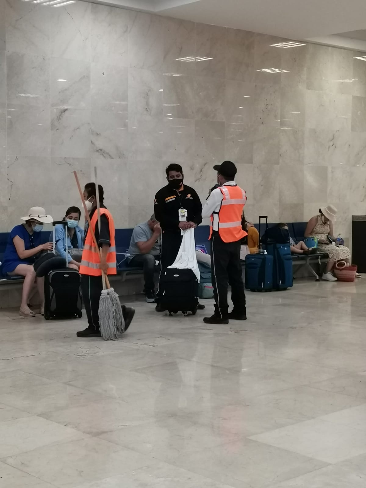 Seguridad resguarda equipaje 'sospechoso' abandonado en el aeropuerto de Cancún