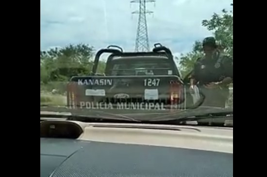 Exhiben a policías de Kanasín por presunto abuso
