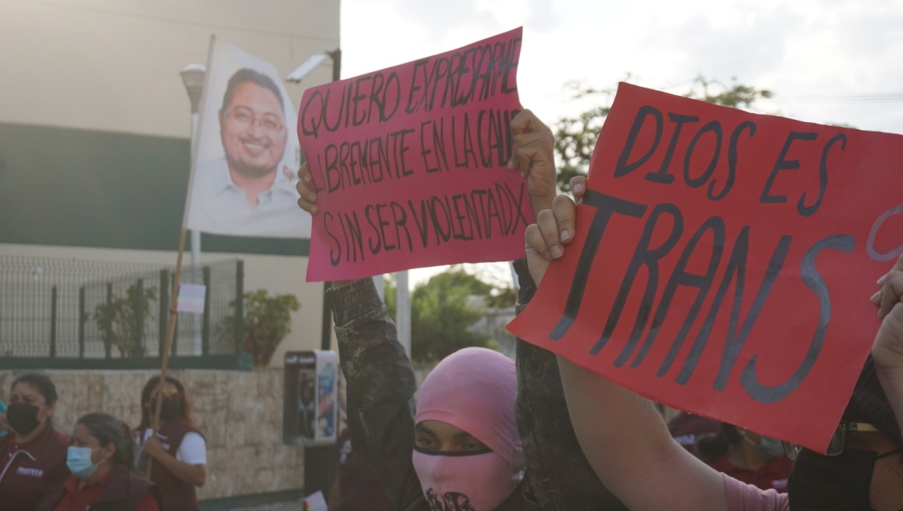Militantes de Morena e integrantes de la comunidad de la diversidad sexual en Campeche marcharon por la Avenida Central