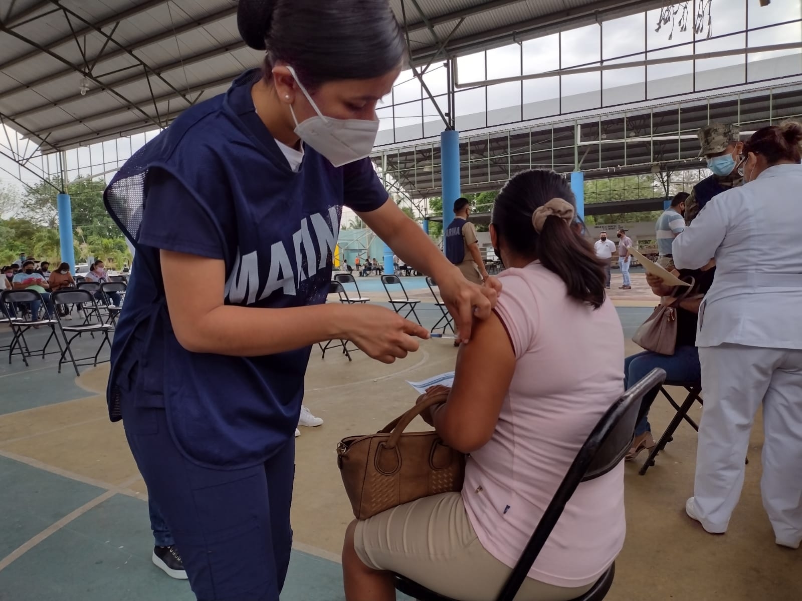 Maestros de Felipe Carrillo Puerto reciben vacuna anticovid este miércoles