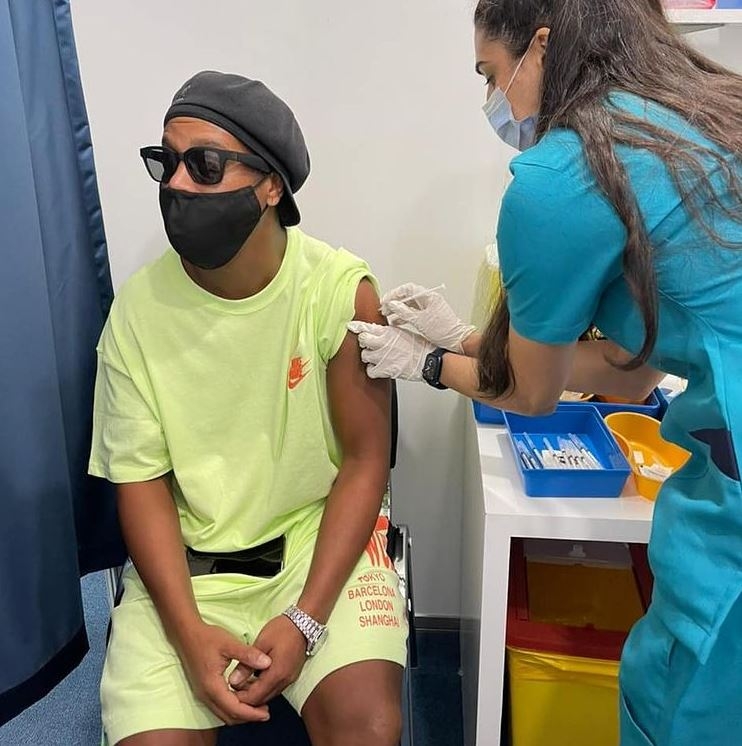Ronaldinho se dice alegre y con gratitud tras recibir vacuna anticovid