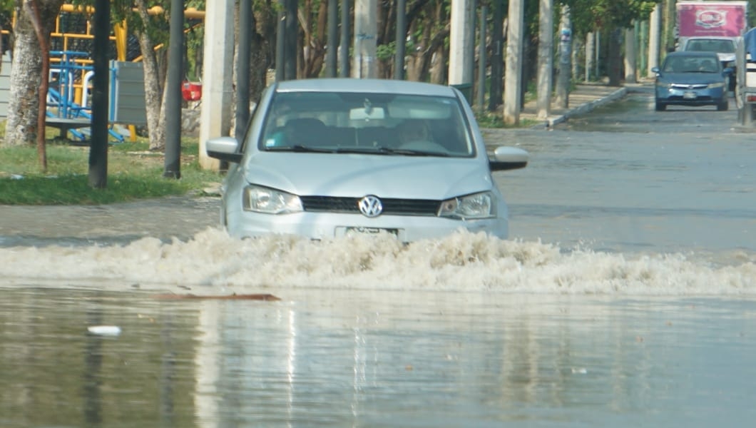 Fuertes lluvias y caída de granizo provocan afectaciones en calles de Campeche