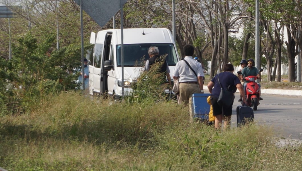Transportistas privados recogen a turistas afuera del aeropuerto de Campeche