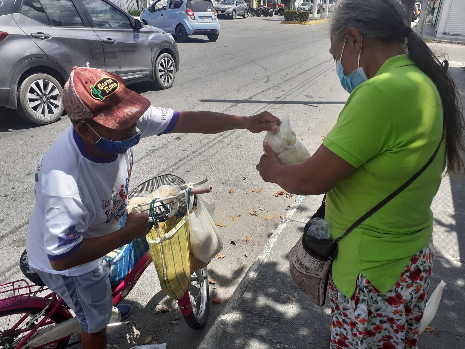 Ni una embolia detuvo a Don Ramiro, quien vende pozol a domicilio en Cozumel