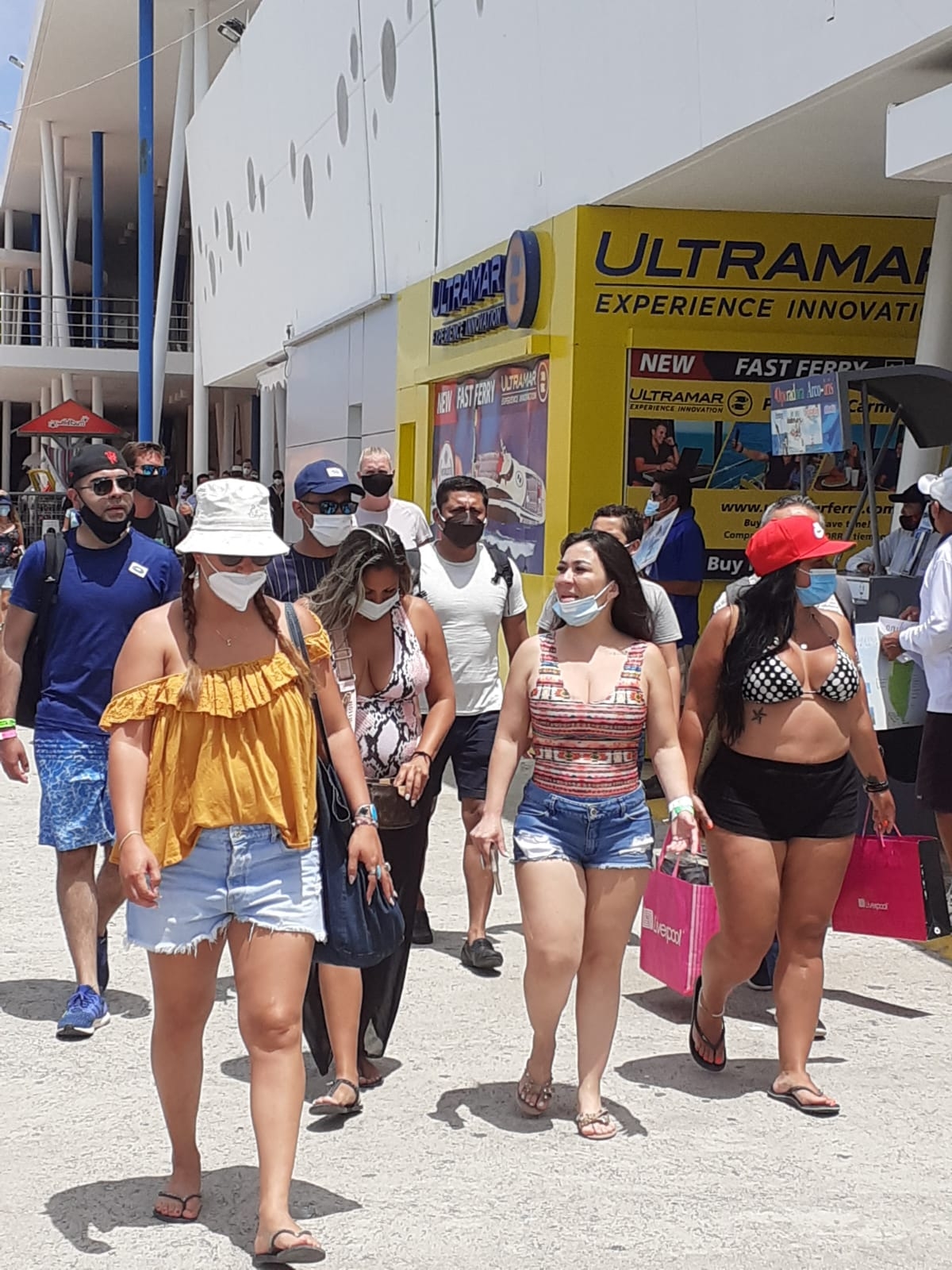 Llegan más de 1,500 turistas a Cozumel para disfrutar de sus playas