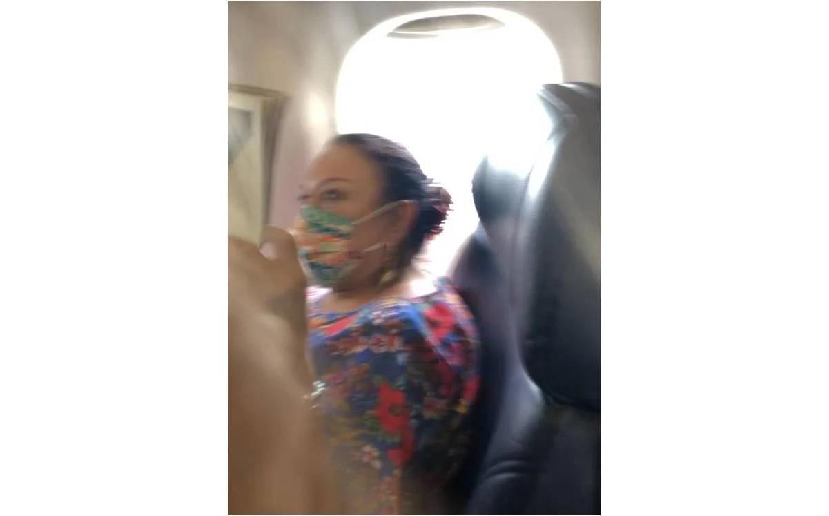 Isabel Arvide se trasladó en el vuelo de Aeromexico 2652 en el asiento 2B, e intentó ocultarse el rostro utilizando una revista
