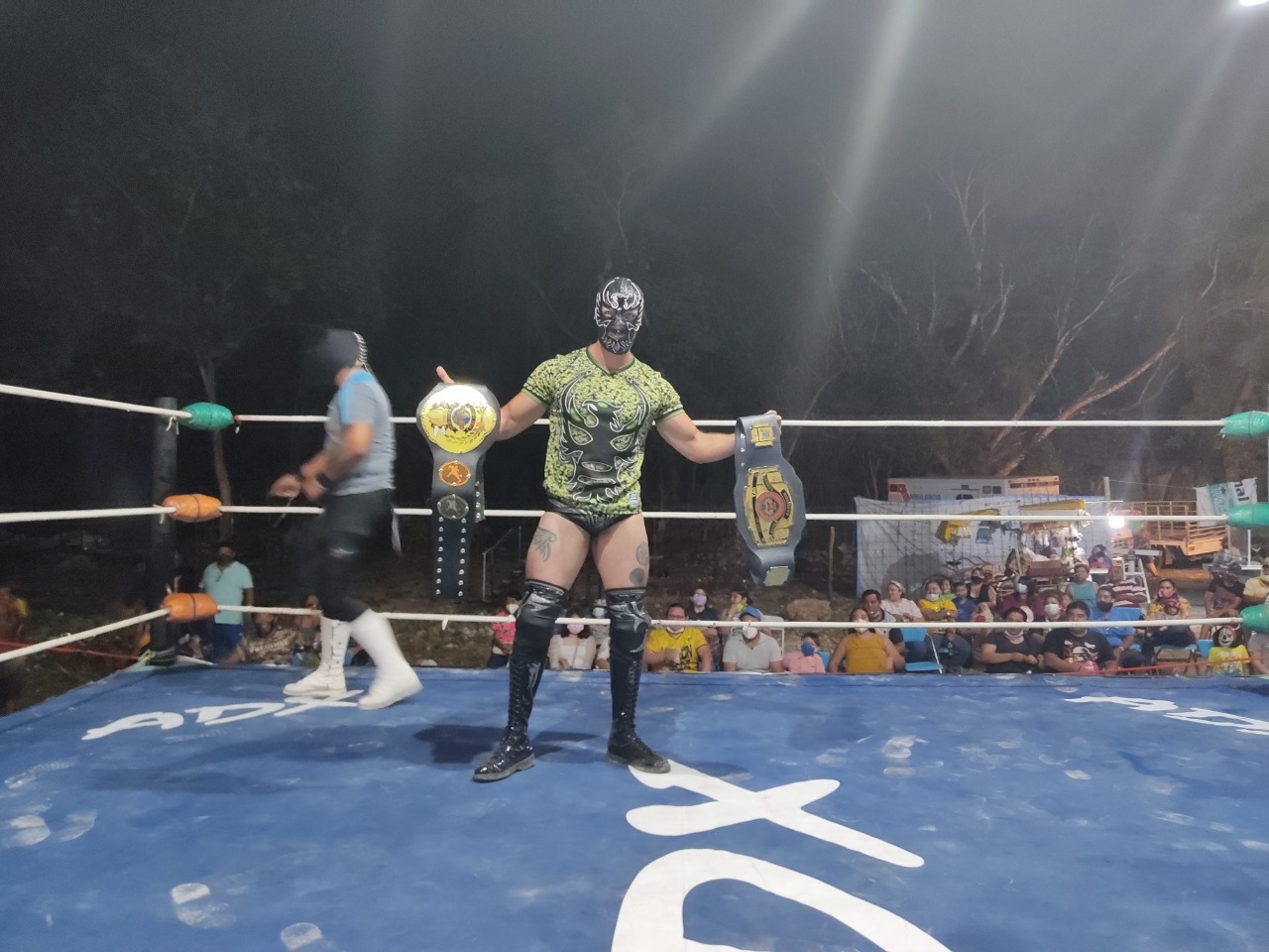 Halcón Negro Jr gana su combate de lucha libre contra Hades en la Arena Chetumal