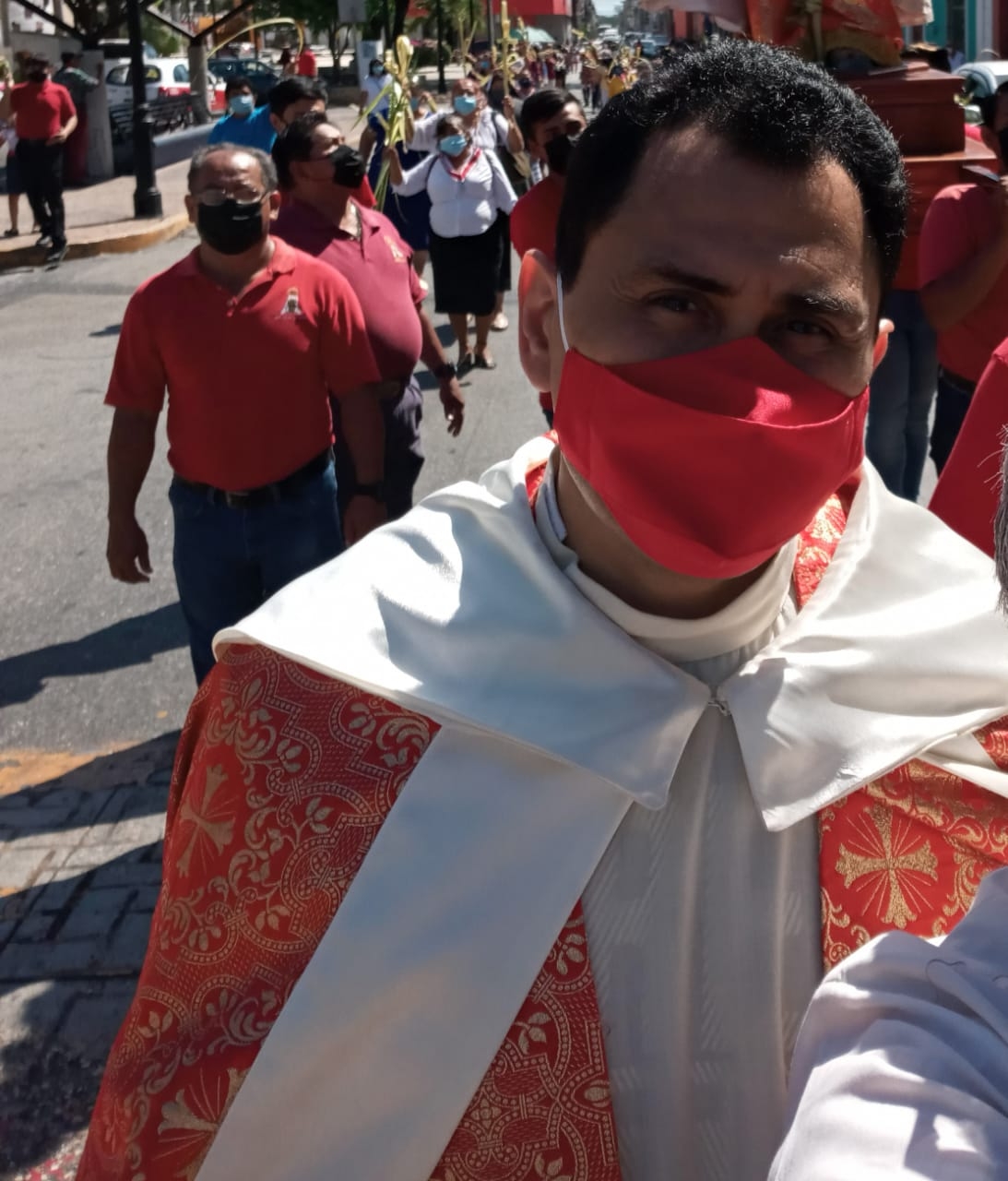 Sacerdote se pelea con indigente en Ciudad del Carmen: 'Me quito la sotana y nos la partimos'