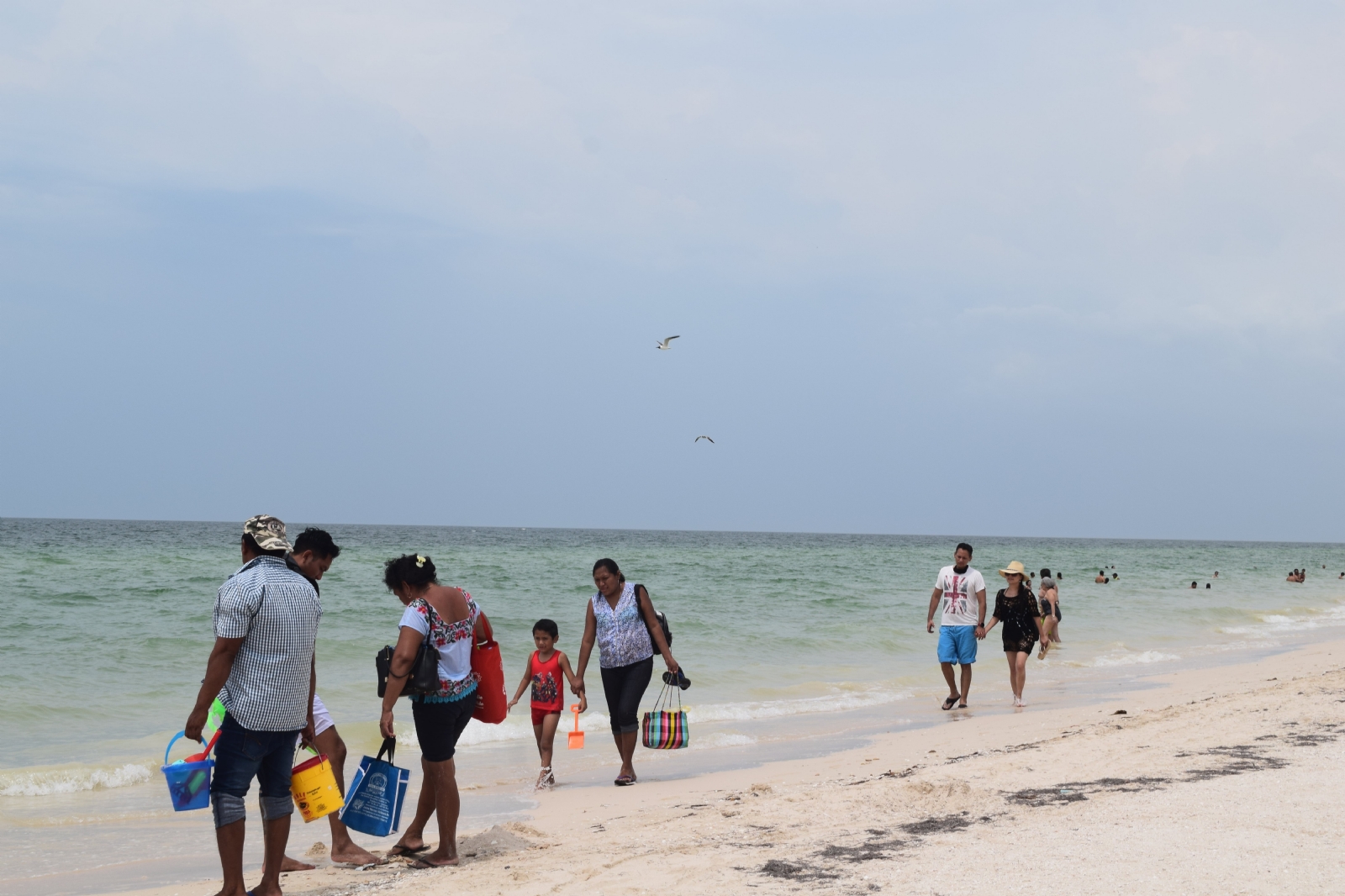 Turbonada no impide llegada de bañistas a las playas de Progreso