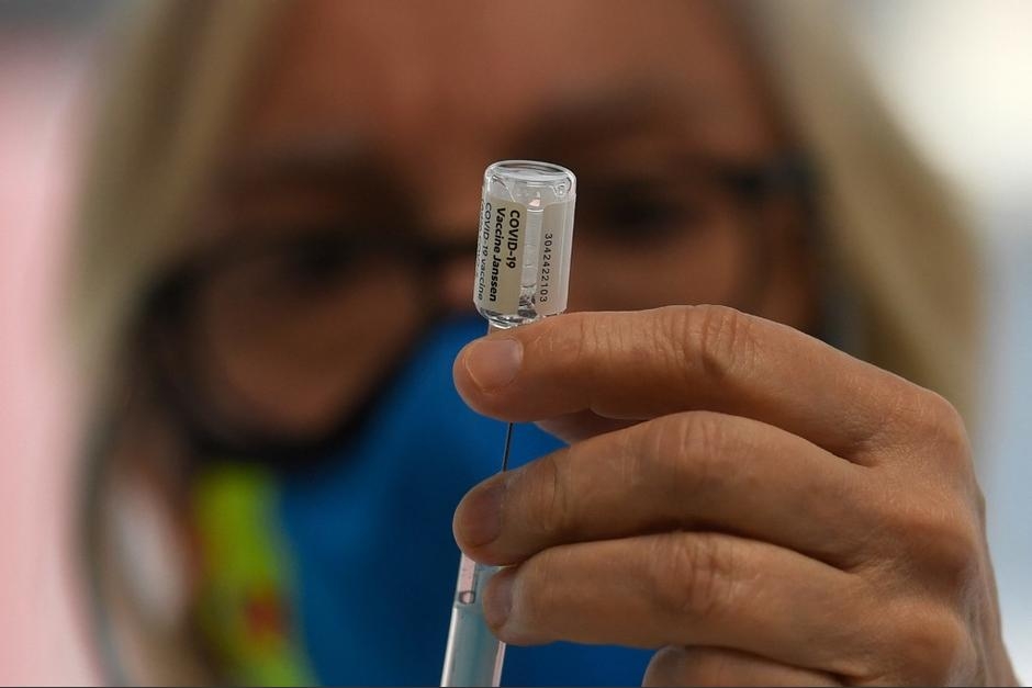 Laboratorios prometen 3.500 millones de vacunas contra COVID-19