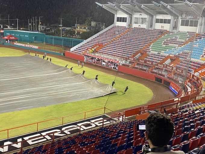 Fuerte lluvia interrumpe debut de Leones de Yucatán y los Piratas de Campeche