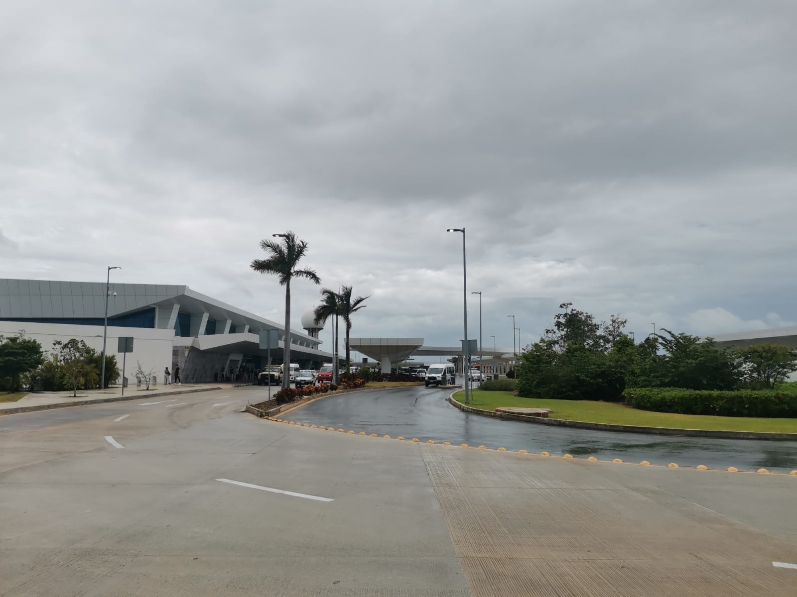 Aún con clima lluvioso, el aeropuerto de Cancún supera los 500 vuelos programados