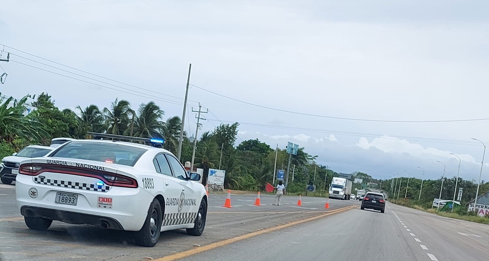 Montan operativo de vigilancia migratoria en la carretera Chetumal-Felipe Carrillo Puerto