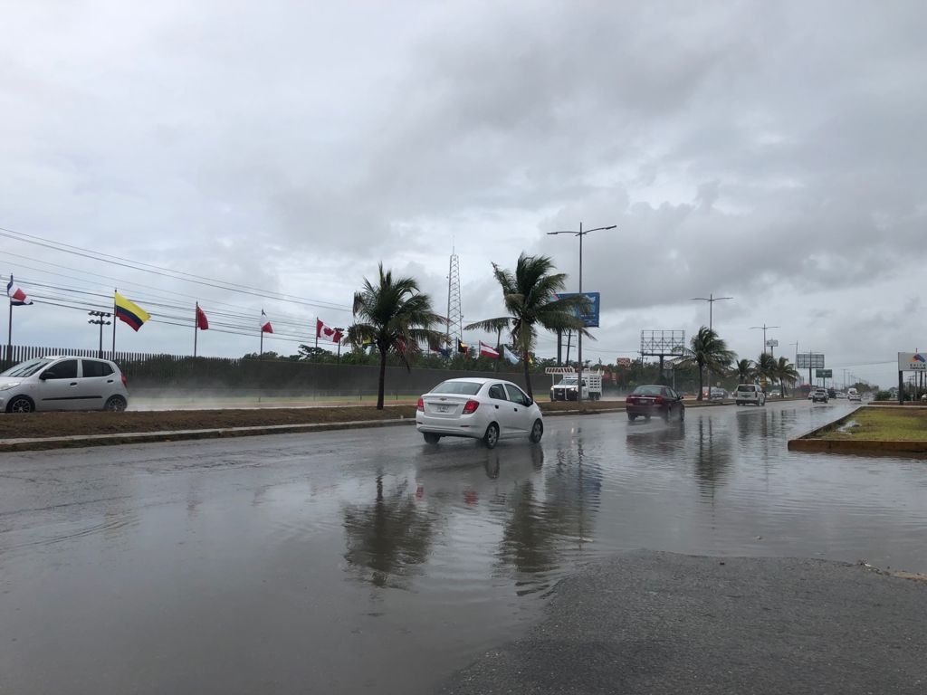 Lluvia causa estragos en las principales avenidas de Cancún