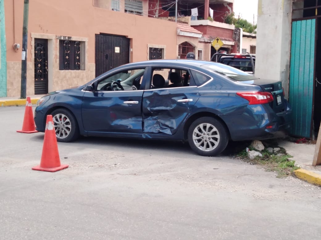 Mujer sufre crisis nerviosa tras aparatoso choque en Mérida