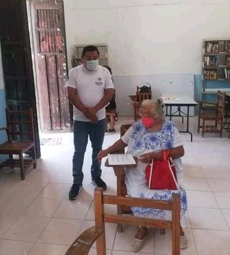 A sus 71 años, abuelita decide terminar la primaria en Yucatán