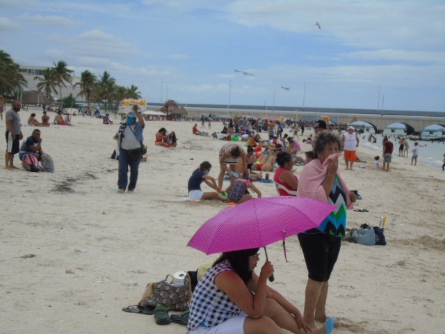 Playas de Progreso, Yucatán, son visitadas por miles de bañistas pese a lluvias