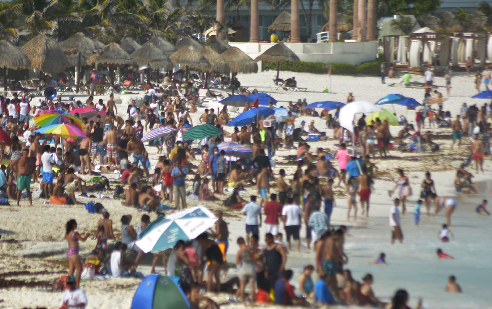Playas de Cancún, en descontrol total de aforo pese a casos de COVID-19
