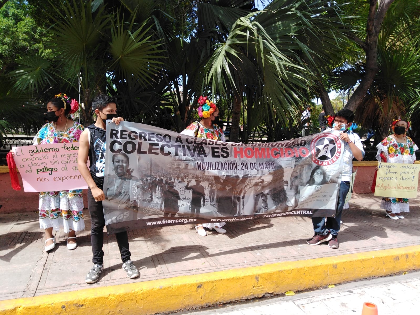 Estudiantes piden ser vacunados contra el COVID-19 en Yucatán