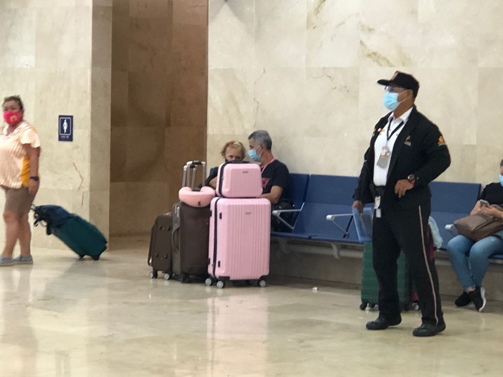 Abuelitos brasileños con COVID-19 intentan viajar desde el aeropuerto de Cancún