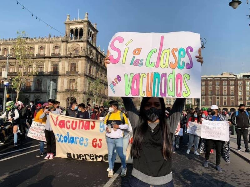 Estudiantes marchan en CDMX contra el regreso a clases presenciales