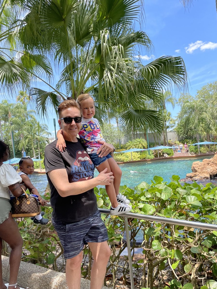 Sin cubrebocas, Daniel Bisogno pasea con su hija por Disney