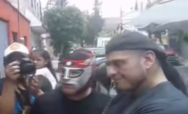 Luchadores piden perdón a Mateo por agresión de 'El Vikingo': VIDEO