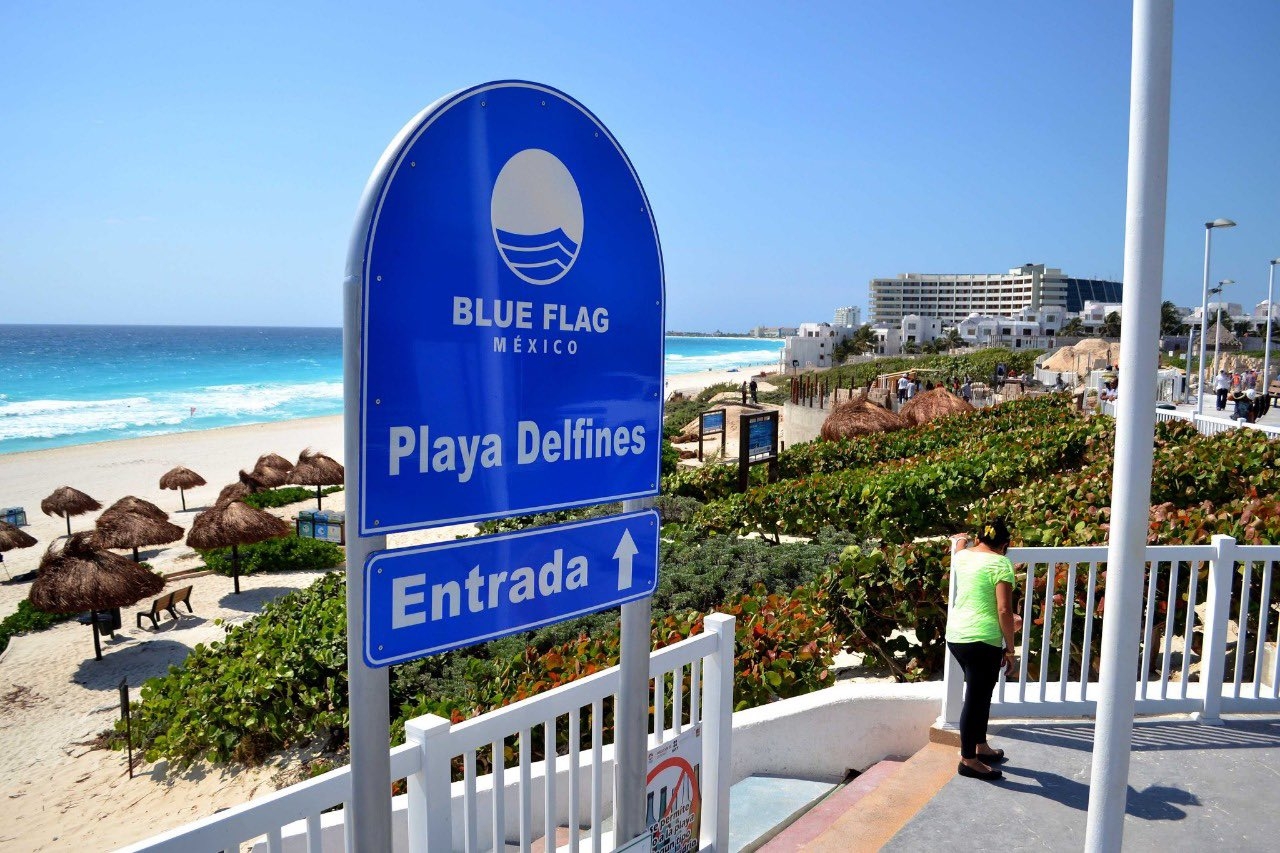 A pesar de ser una de las playas de Cancún con el distintivo 'Blue Flag', la recoja del sargazo de la arena no ha sido eficiente