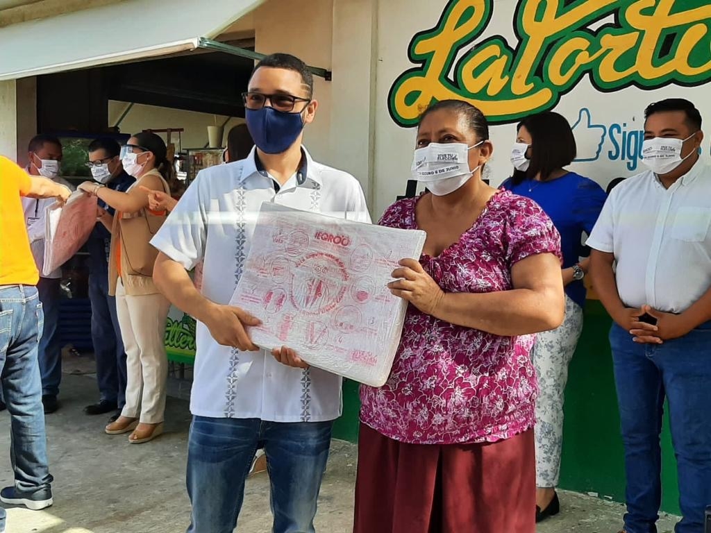 Ieqroo entrega papel para tortilla durante campaña "voto seguro" en Chetumal